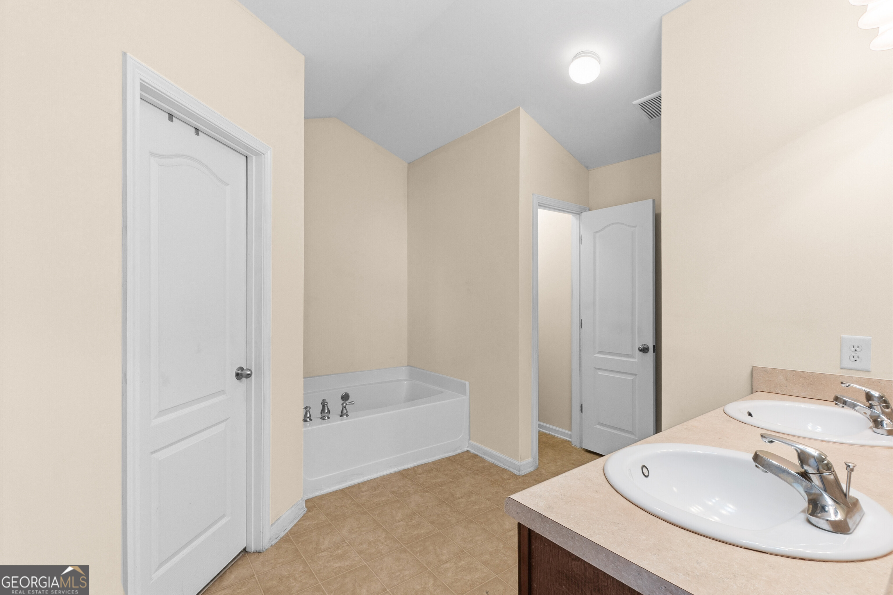 102 Steeple Court Perry, GA 31069 - Photo 17 of 37 a bathroom with a sink and a mirror