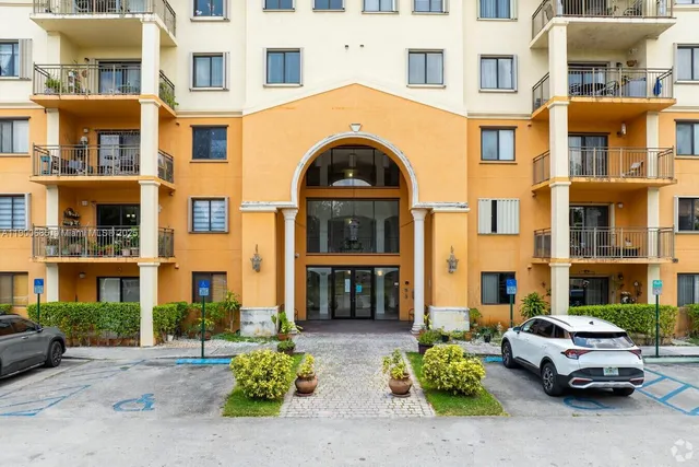 $2,700 | 9340 Fontainebleau Boulevard, Unit W206, Miami, FL 33172