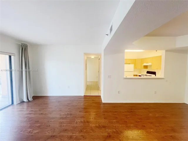 $2,700 | 9340 Fontainebleau Boulevard, Unit W206, Miami, FL 33172