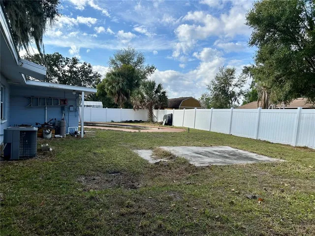 a view of a backyard