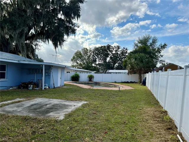 a view of a back yard