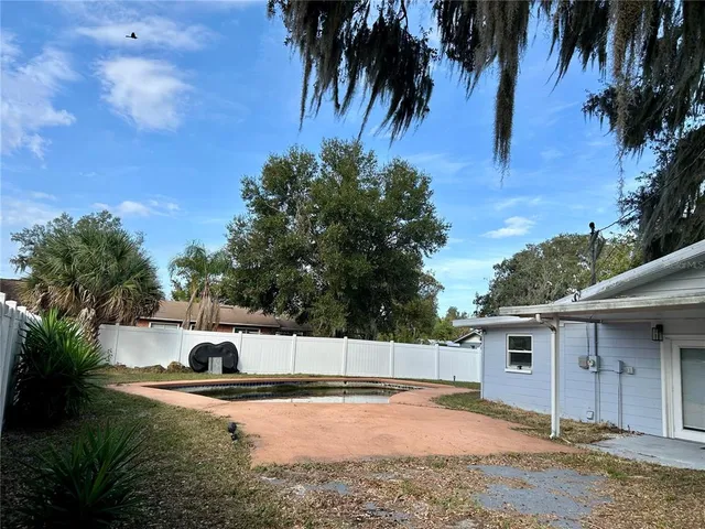 a view of a backyard