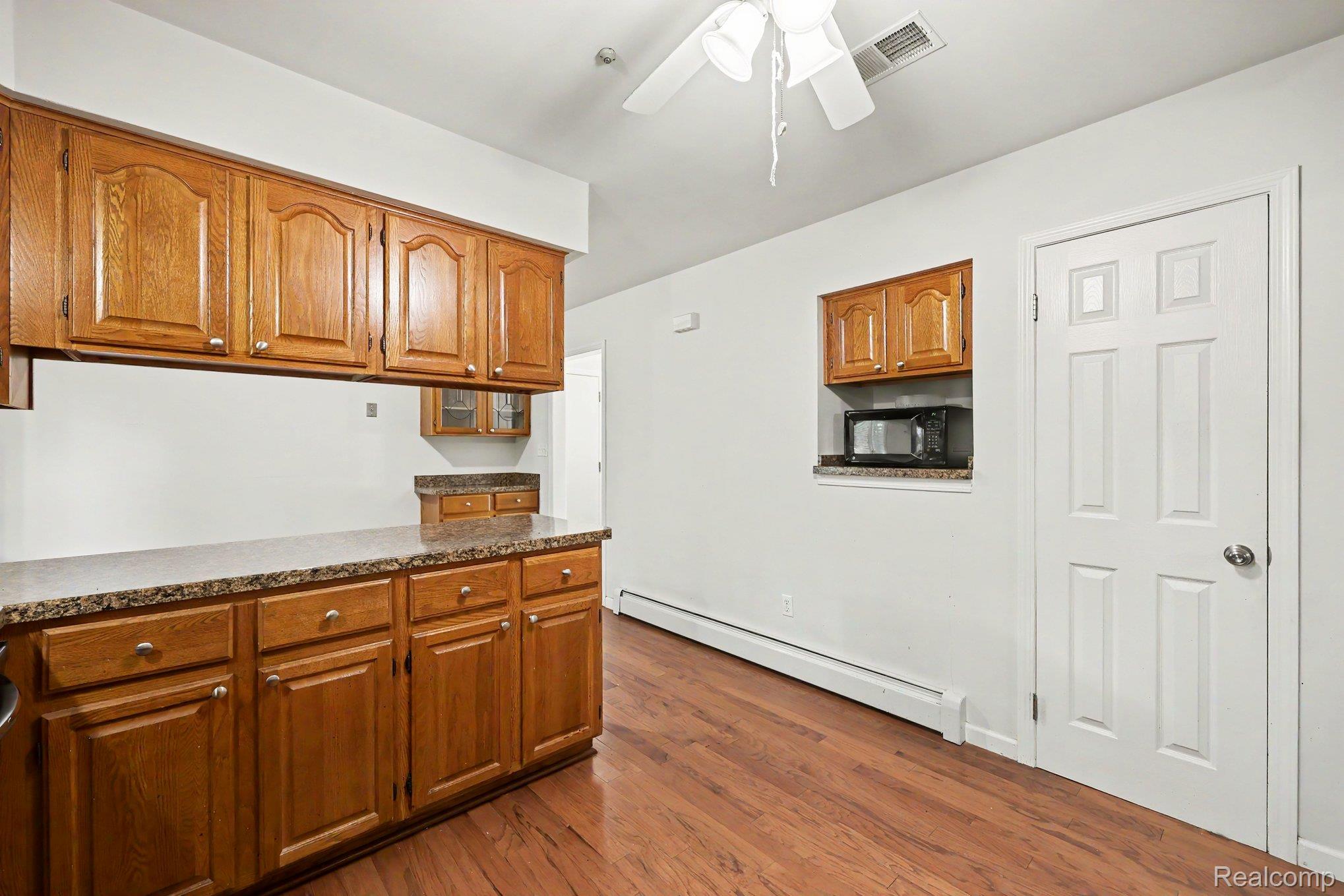 3750 Beach Road Troy, MI 48084 - Photo 10 of 27 011_file_9886.jpg