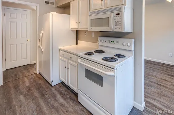 $2,000 | 1926 Hunting Lake Court, Unit 103, St. Louis, MO 63122