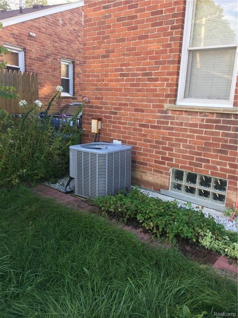 237 Amherst Street Inkster, MI 48141 - Photo 4 of 7 82C6AE3E-CEB7-4C00-9273-096B9F99BF11.jpeg