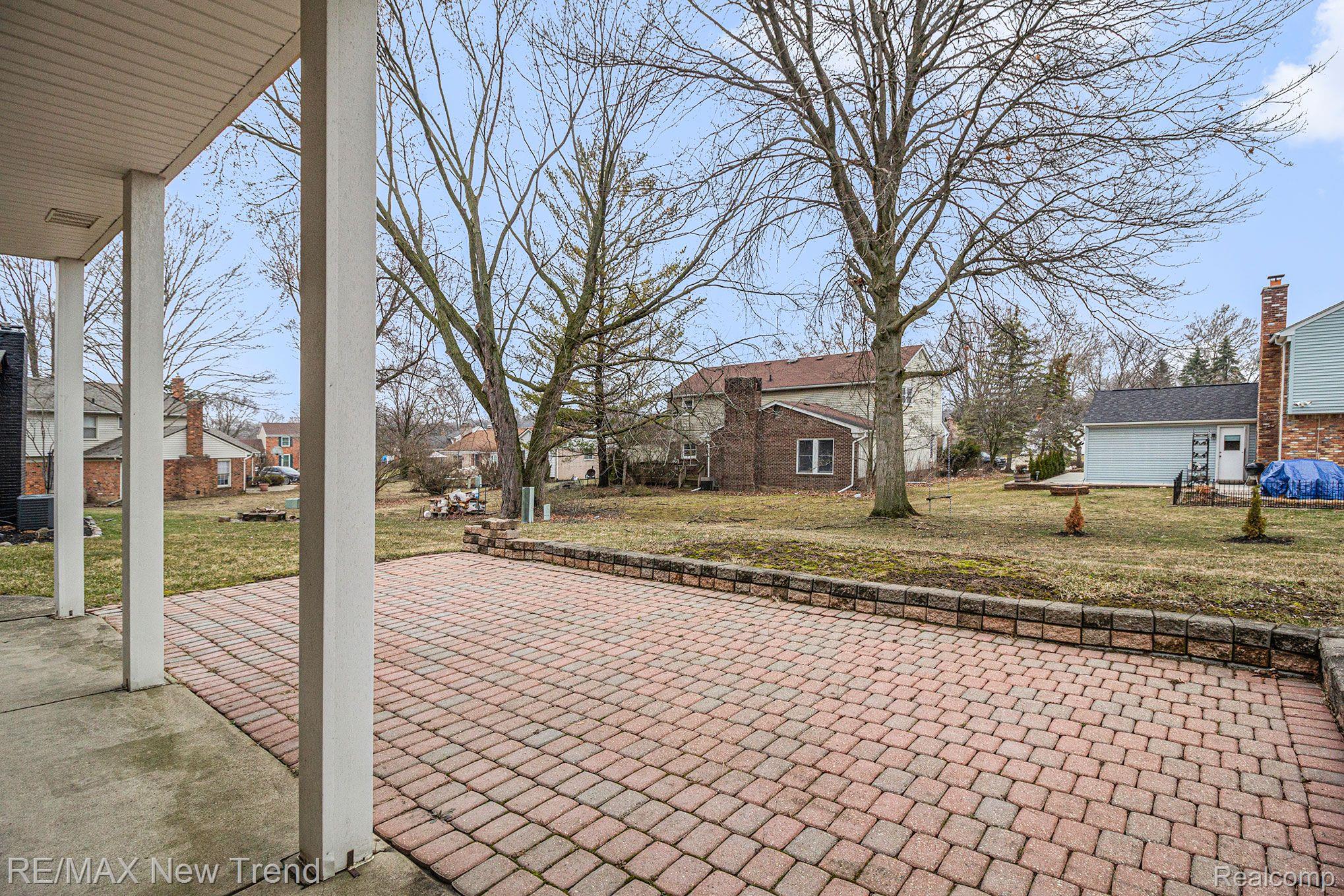35946 Johnstown Road Farmington, MI 48335 - Photo 45 of 50 Beautiful Brick Paver Patio