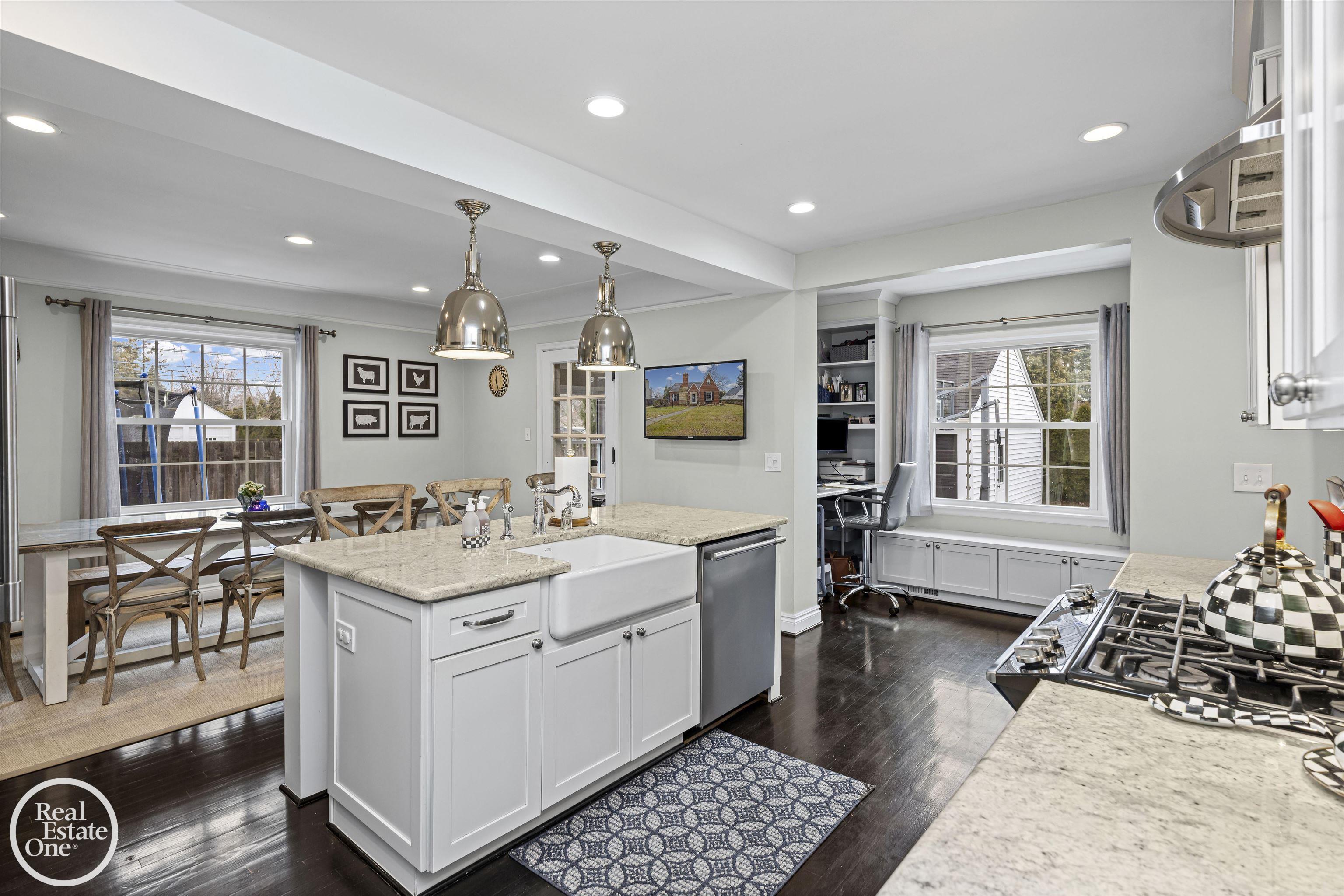 644 Hawthorne Road Grosse Pointe, MI 48236 - Photo 9 of 79 50197100-d5459191-9cbc-4528-978d-14c8cfc8d769.JPG