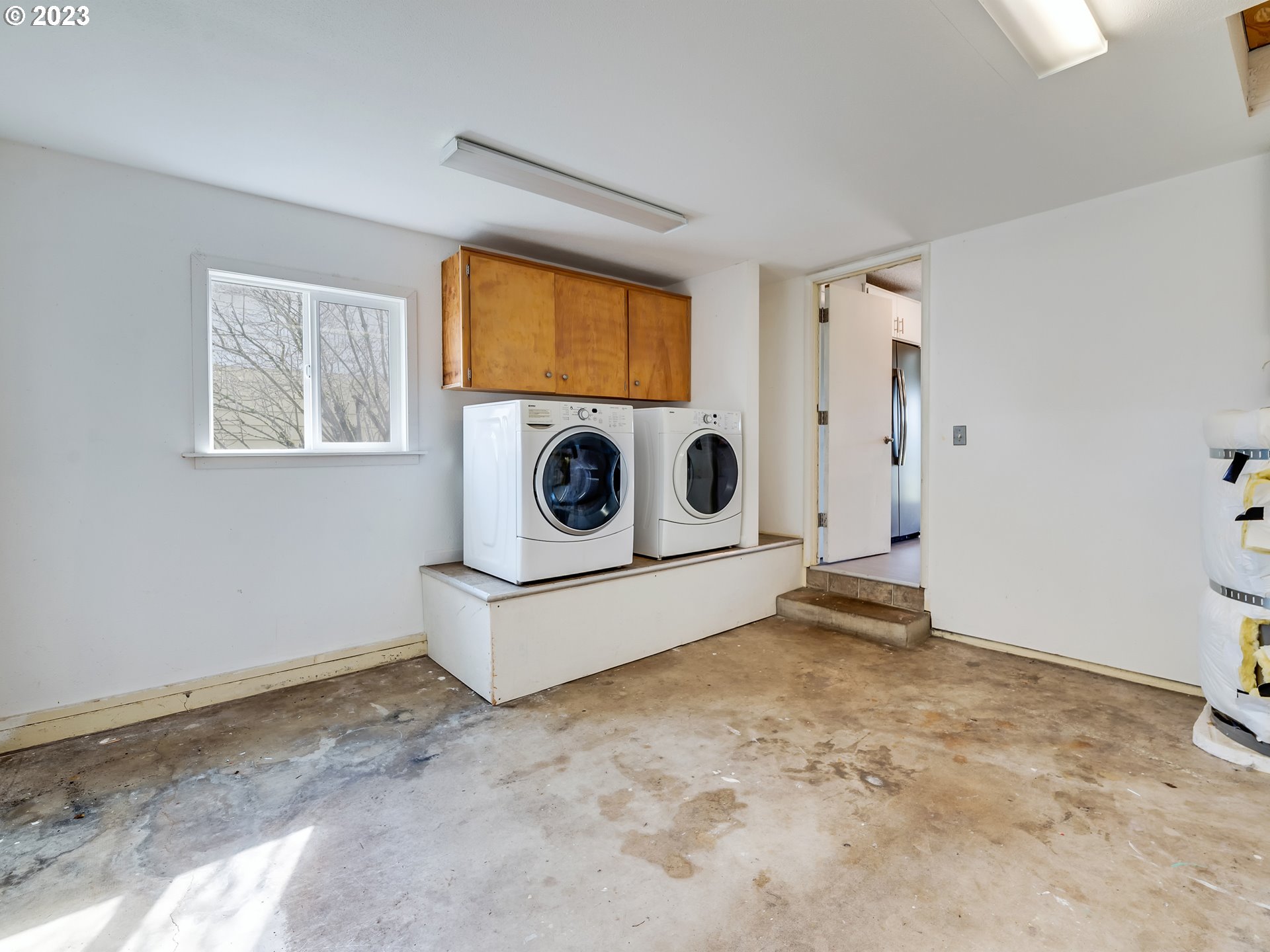320 36th Street Springfield, OR 97478 - Photo 18 of 26 a utility room with dryer and washer