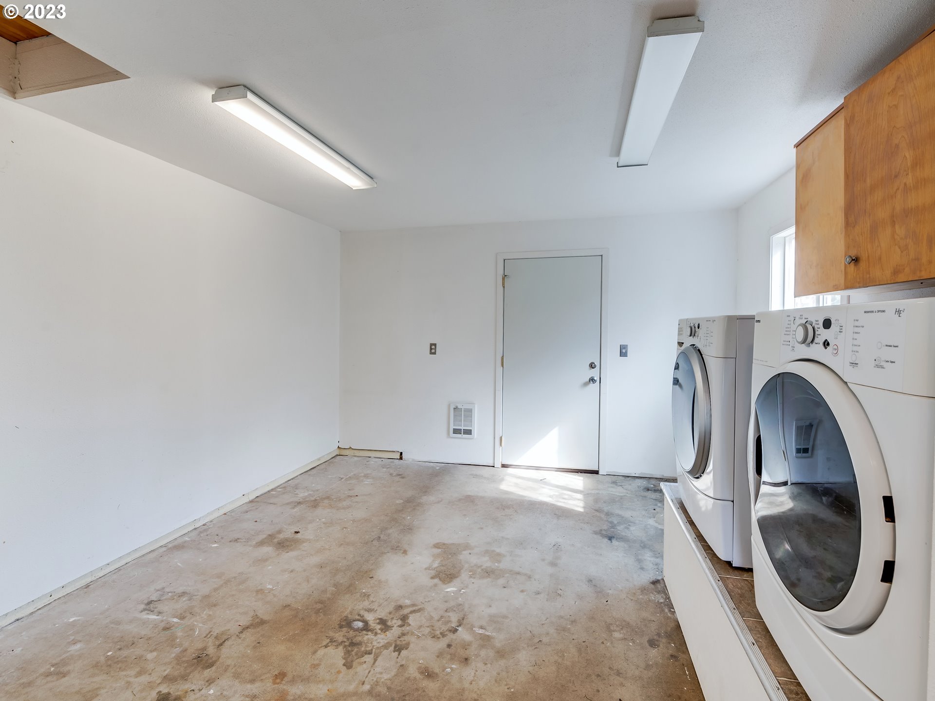 320 36th Street Springfield, OR 97478 - Photo 19 of 26 a view of a washer and dryer in a room