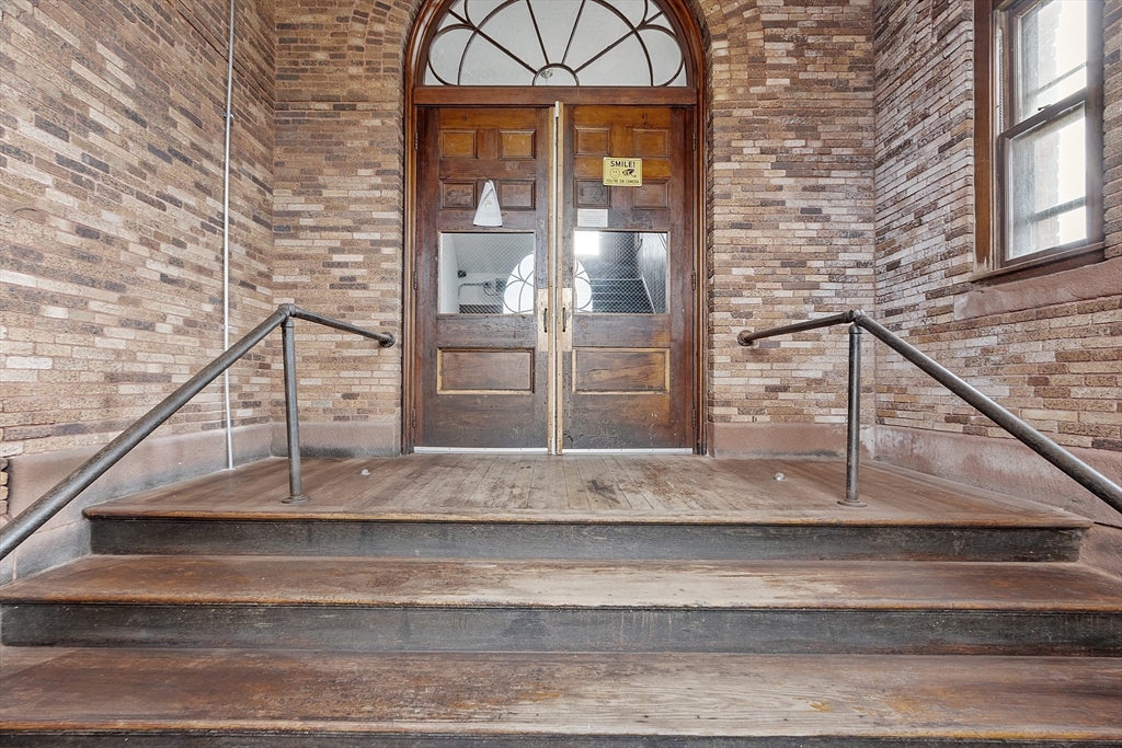 31 Elizabeth Street, Unit G3 Worcester, MA 01605 - Photo 2 of 28 a view of entryway