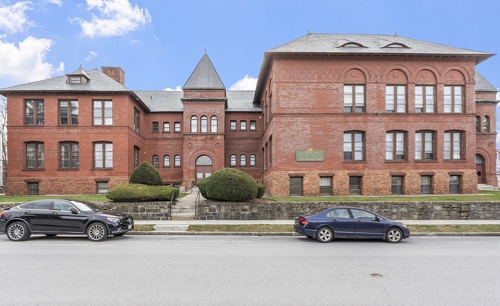 31 Elizabeth Street, Unit G3 Worcester, MA 01605 - Photo 23 of 28 a car parked in front of a big house