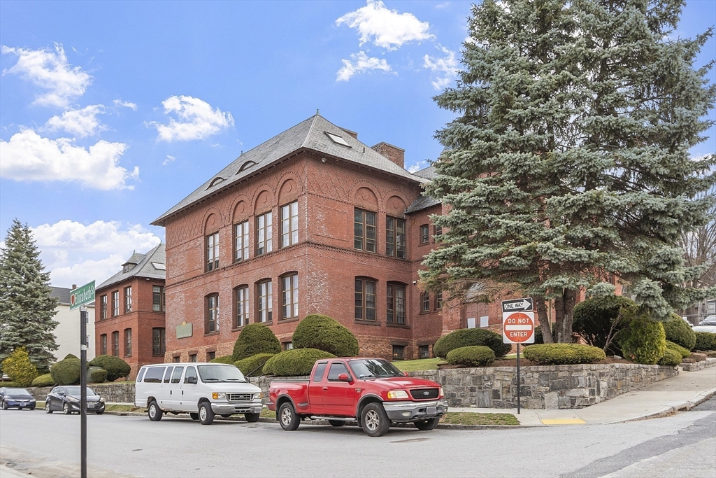 31 Elizabeth Street, Unit G3 Worcester, MA 01605 - Photo 24 of 28 a car parked in front of a building