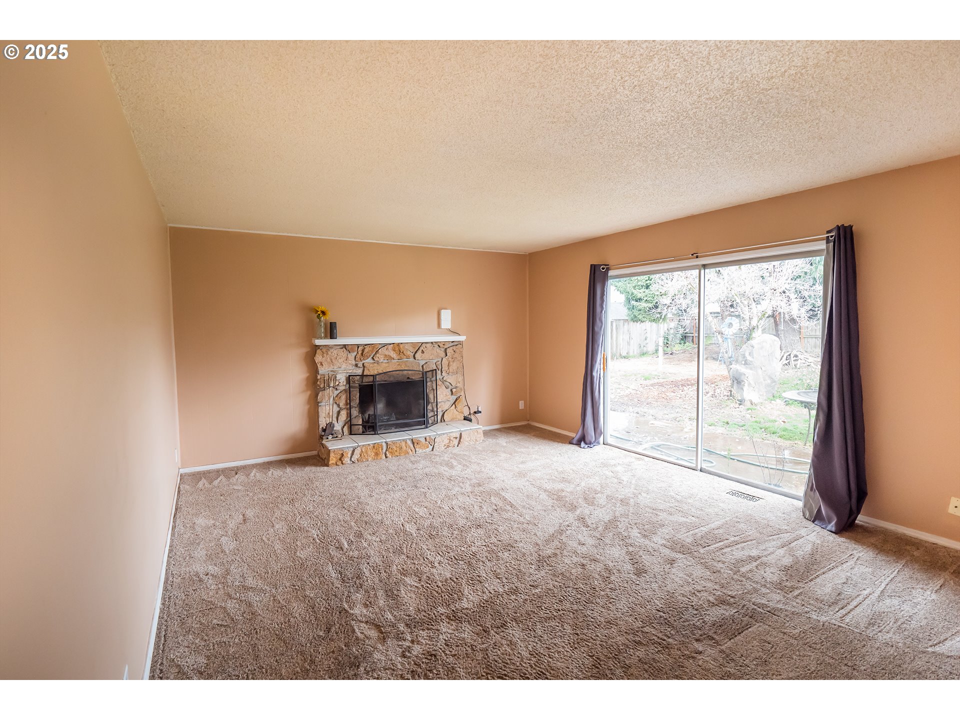 2783 31st Street Springfield, OR 97477 - Photo 13 of 36 Living Room
