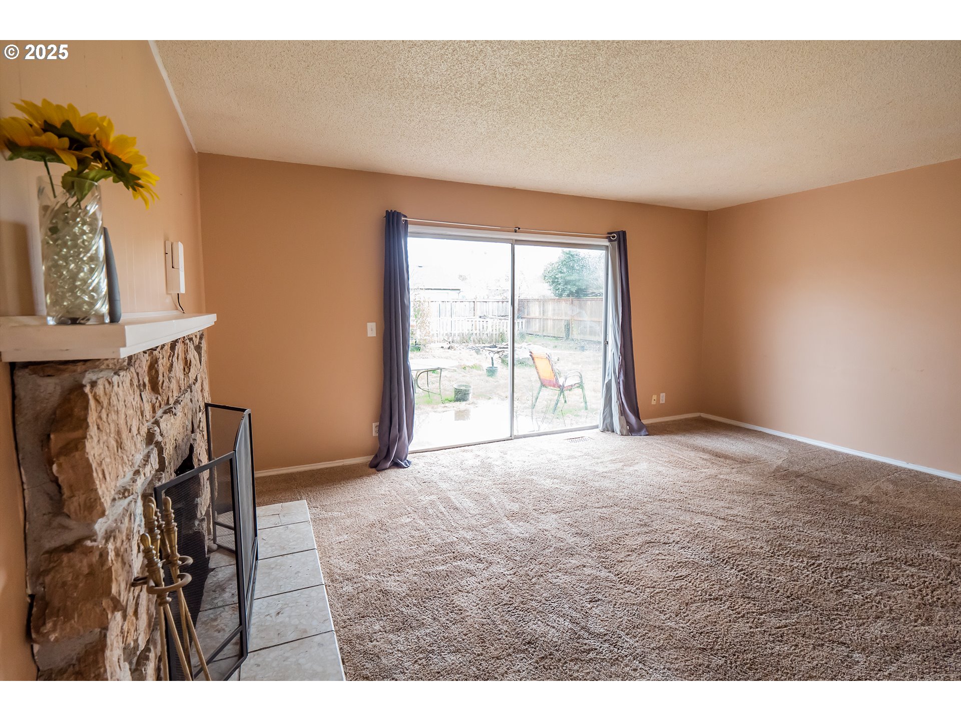 2783 31st Street Springfield, OR 97477 - Photo 14 of 36 Living Room