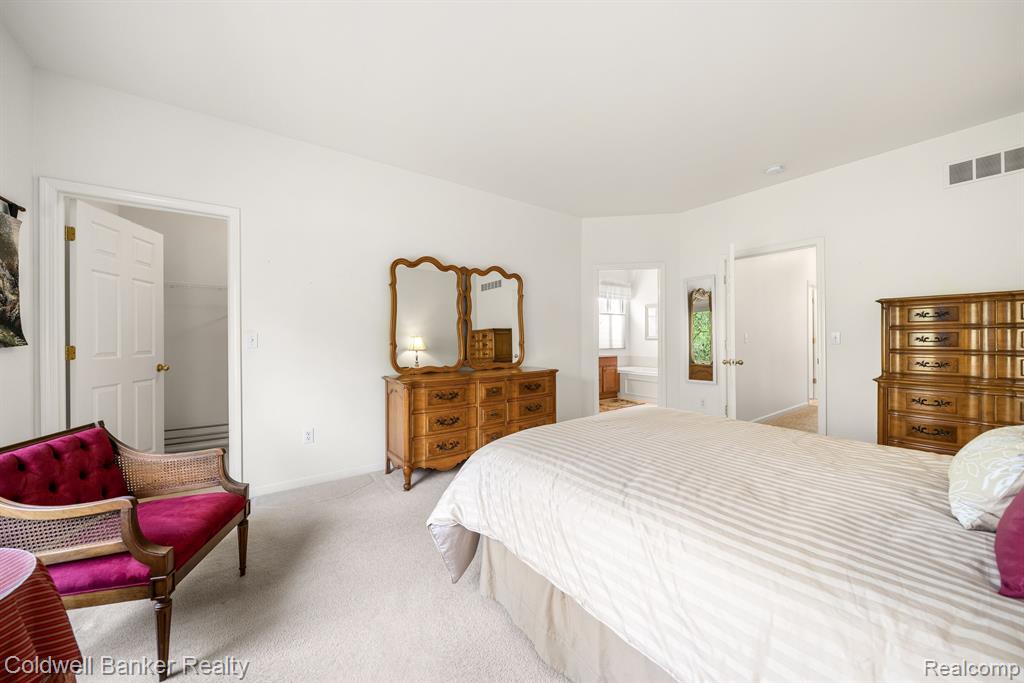 2206 Lagoon Drive Rochester Hills, MI 48309 - Photo 19 of 37