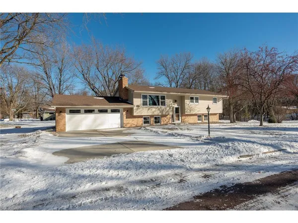 $549,800 | 300 Viking Drive, Mankato, MN 56001