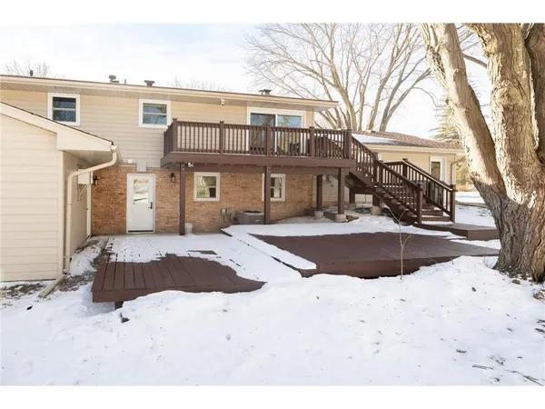 $549,800 | 300 Viking Drive, Mankato, MN 56001