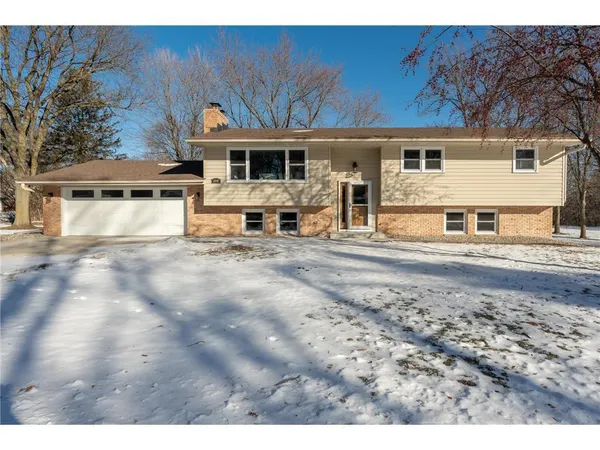 $549,800 | 300 Viking Drive, Mankato, MN 56001
