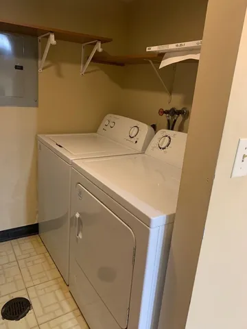 $179,999 | 10420 Circle Drive, Unit 22B, Oak Lawn, IL 60453