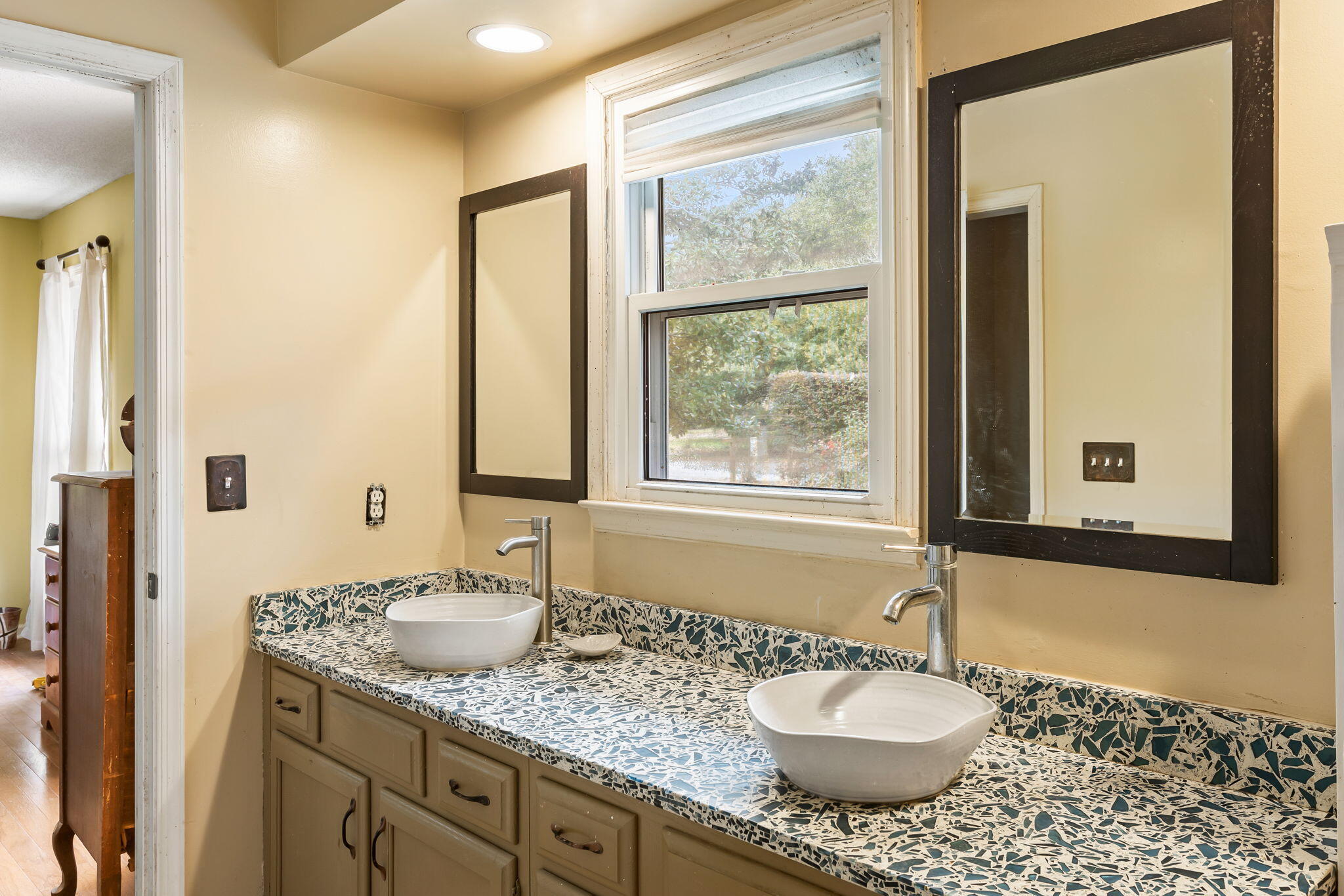 679 King Street Mount Pleasant, SC 29464 - Photo 12 of 24 Primary bath