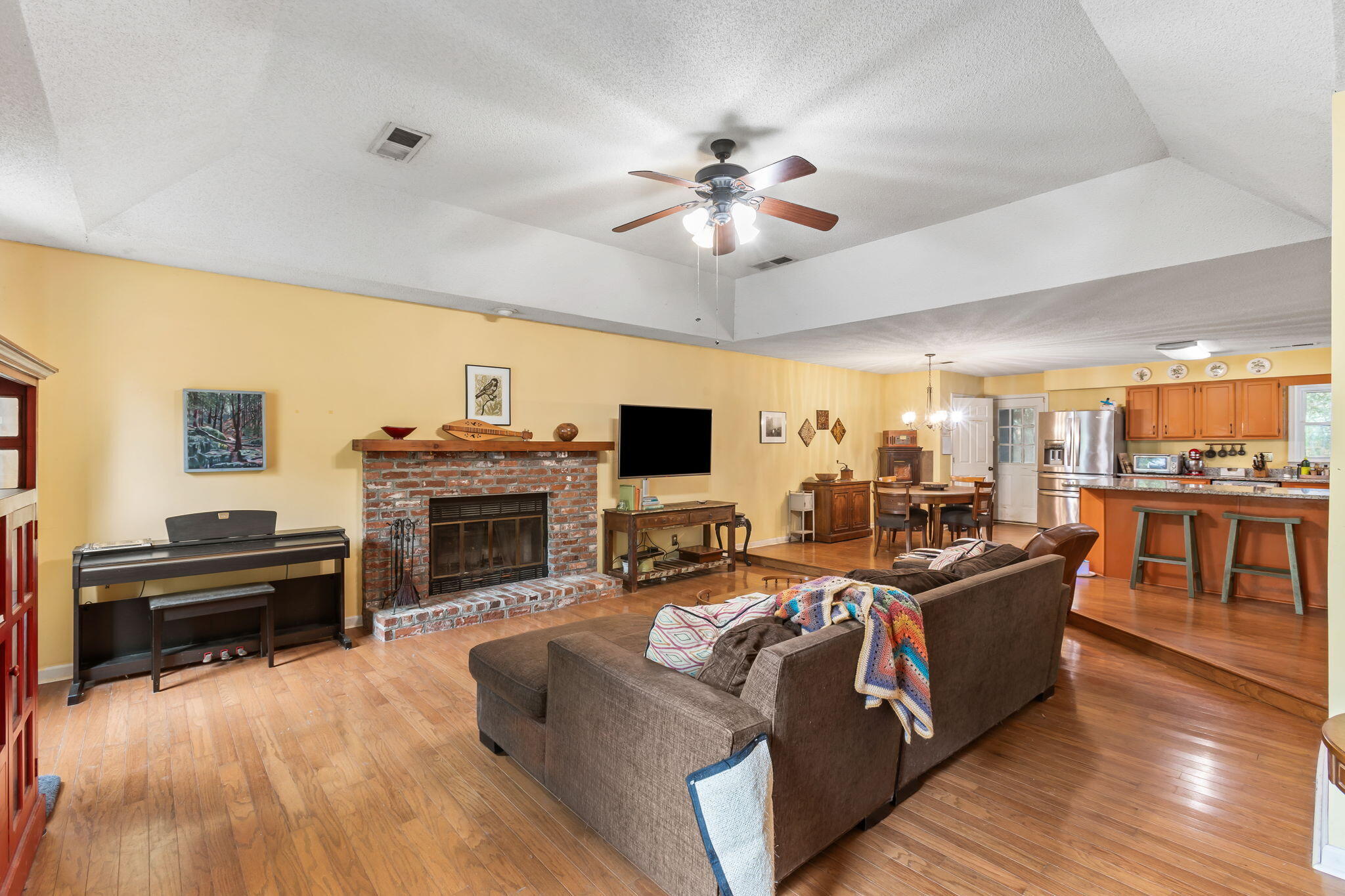 679 King Street Mount Pleasant, SC 29464 - Photo 6 of 24 Family room