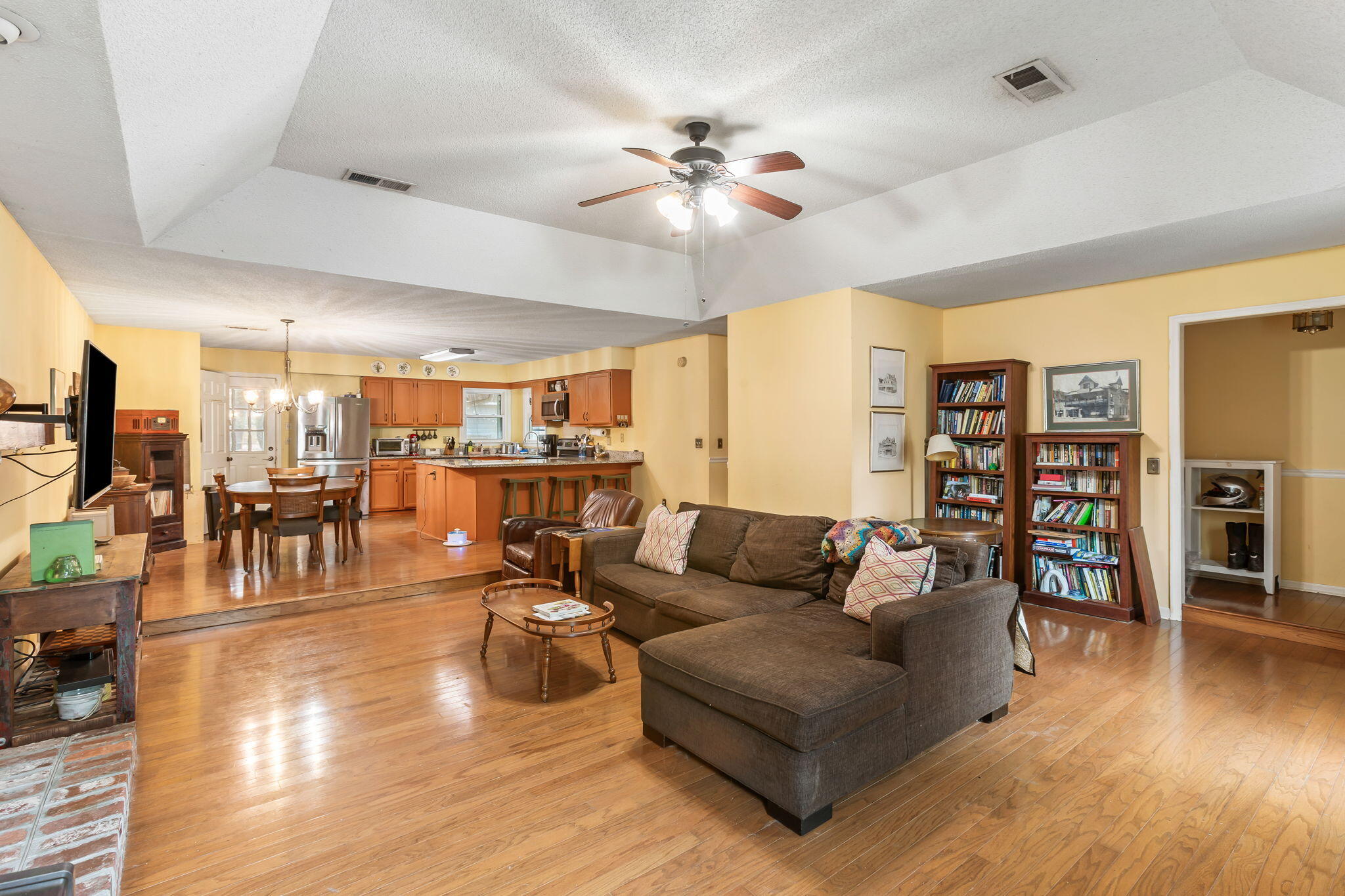 679 King Street Mount Pleasant, SC 29464 - Photo 7 of 24 Open concept main living