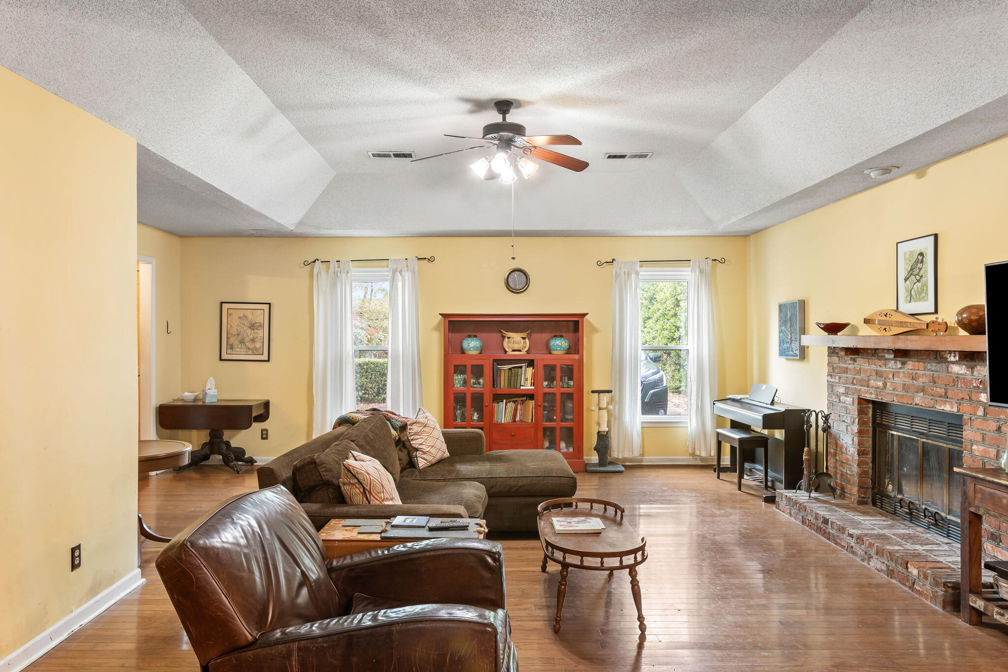 679 King Street Mount Pleasant, SC 29464 - Photo 8 of 24 Family room