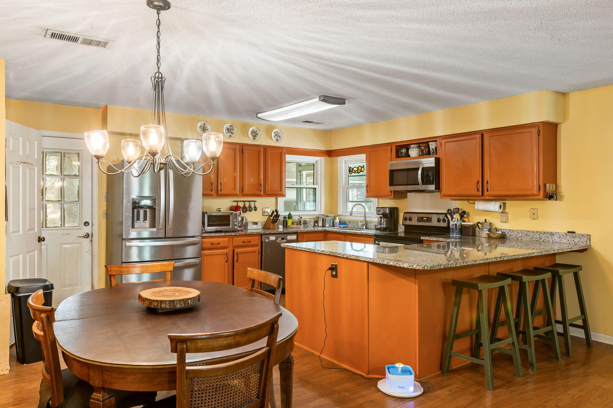 679 King Street Mount Pleasant, SC 29464 - Photo 9 of 24 Eat-in kitchen