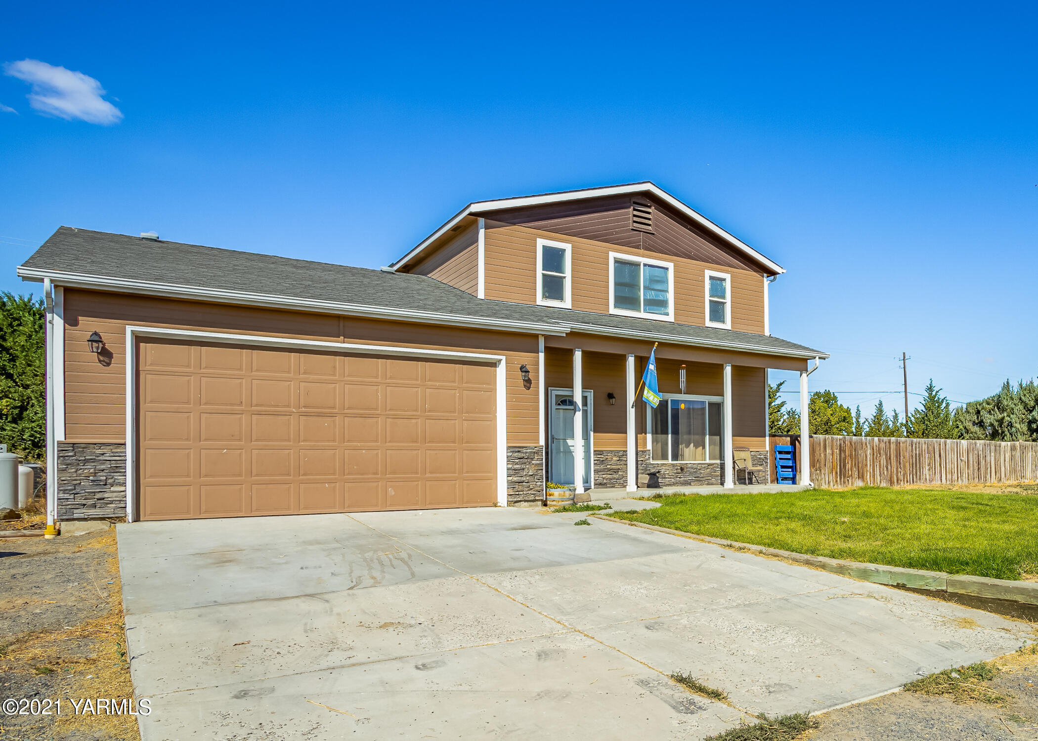 391 Sheep Company Road Selah, WA 98942 - Photo 2 of 26 a front view of a house with a yard