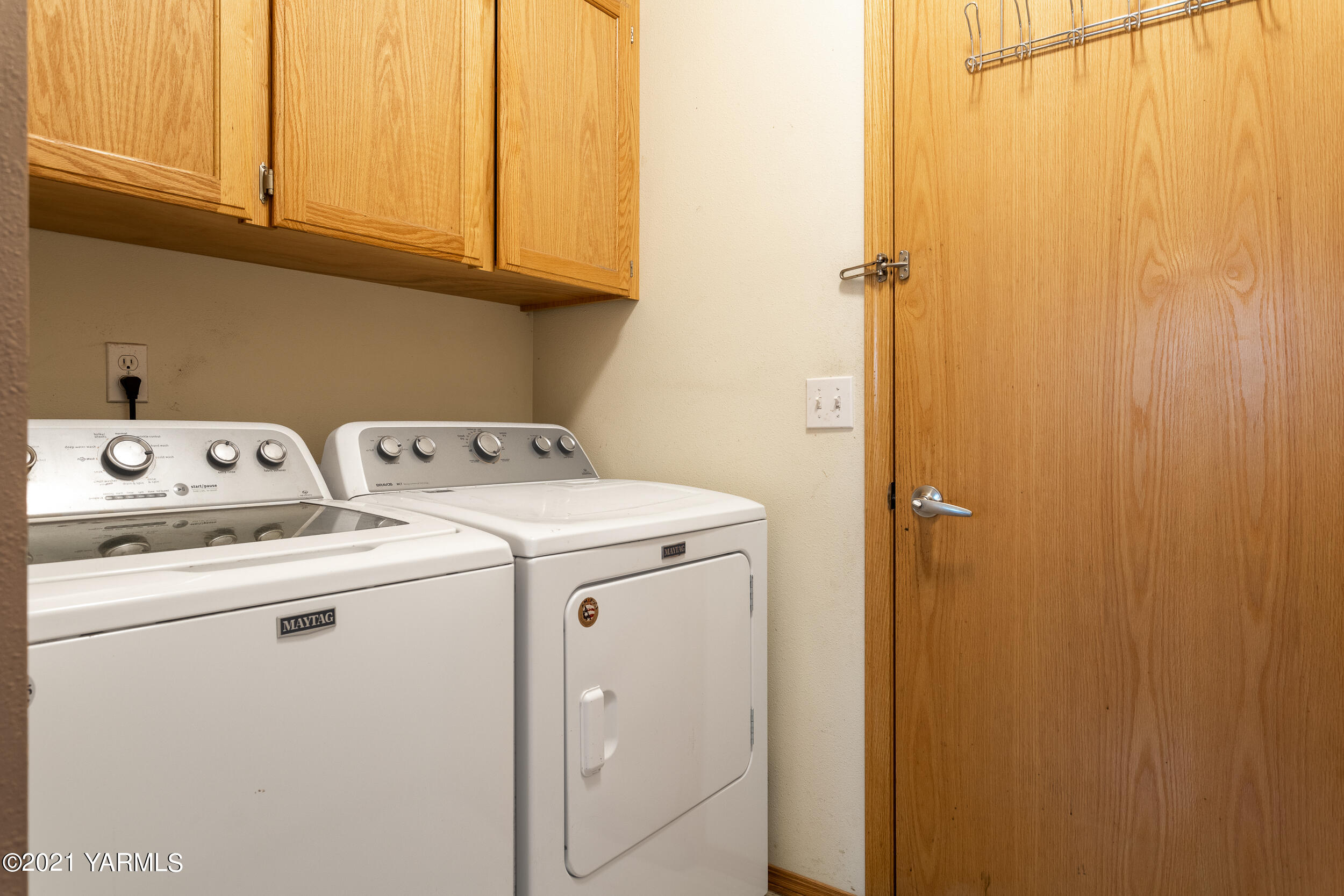 391 Sheep Company Road Selah, WA 98942 - Photo 14 of 26 a utility room with dryer and washer