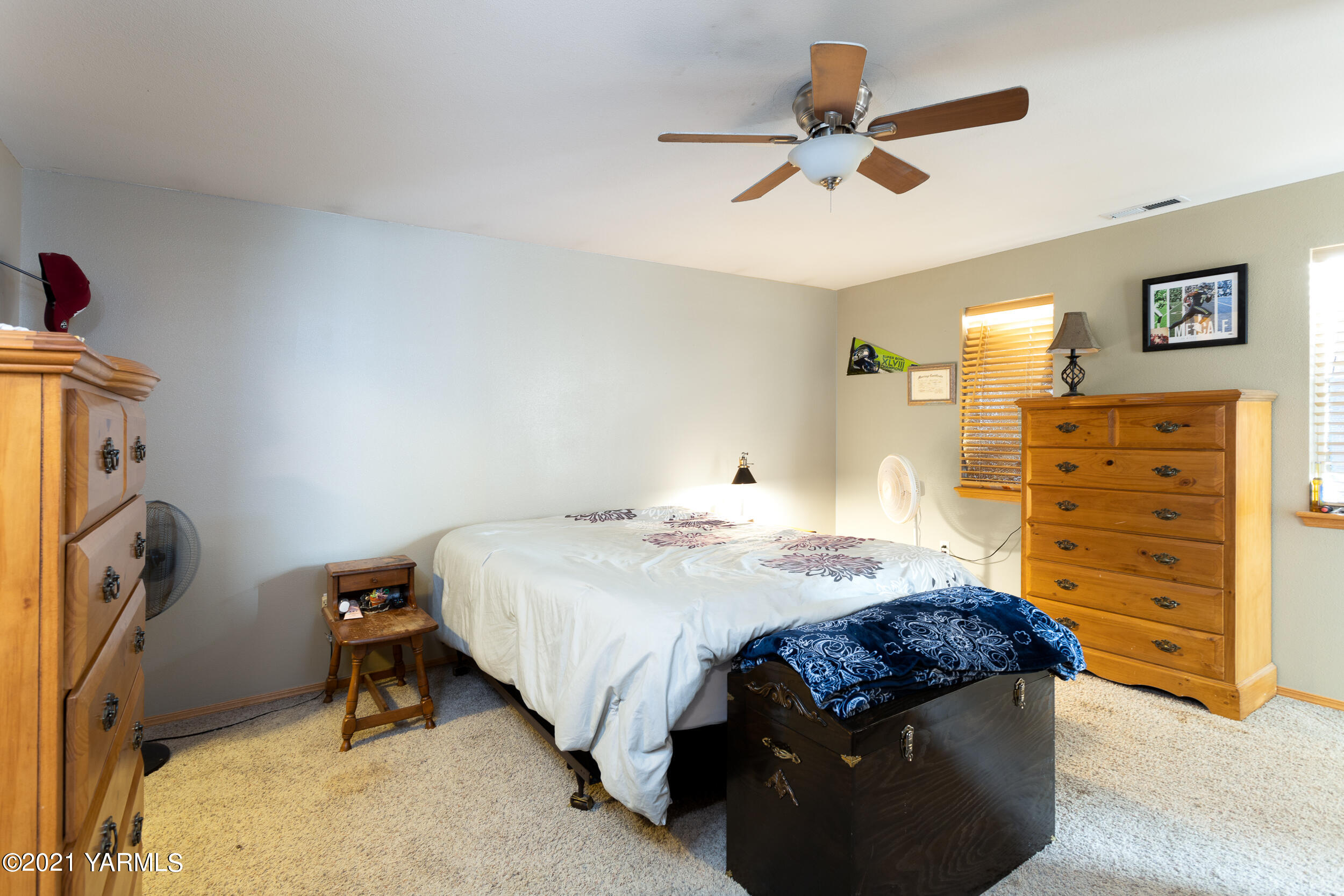 391 Sheep Company Road Selah, WA 98942 - Photo 15 of 26 a bedroom with a bed and a dresser