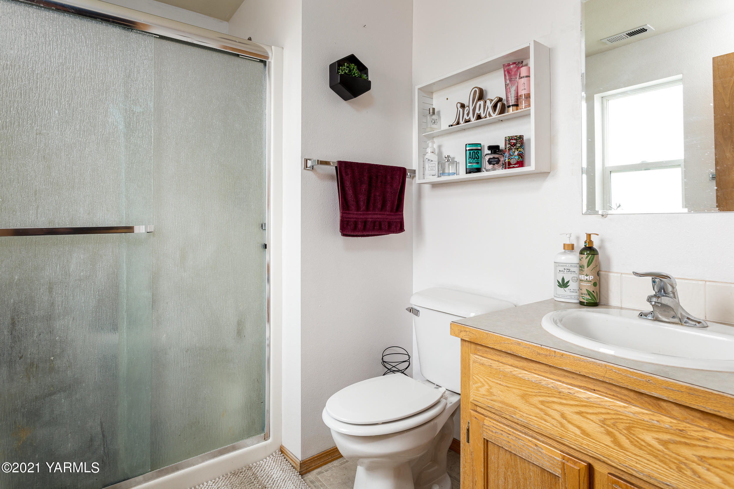 391 Sheep Company Road Selah, WA 98942 - Photo 16 of 26 a bathroom with a toilet sink and shower