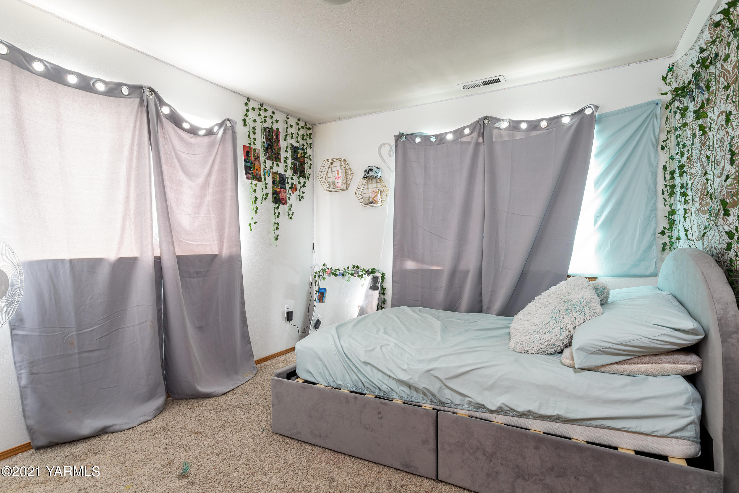 391 Sheep Company Road Selah, WA 98942 - Photo 17 of 26 a bedroom with a large bed and a window