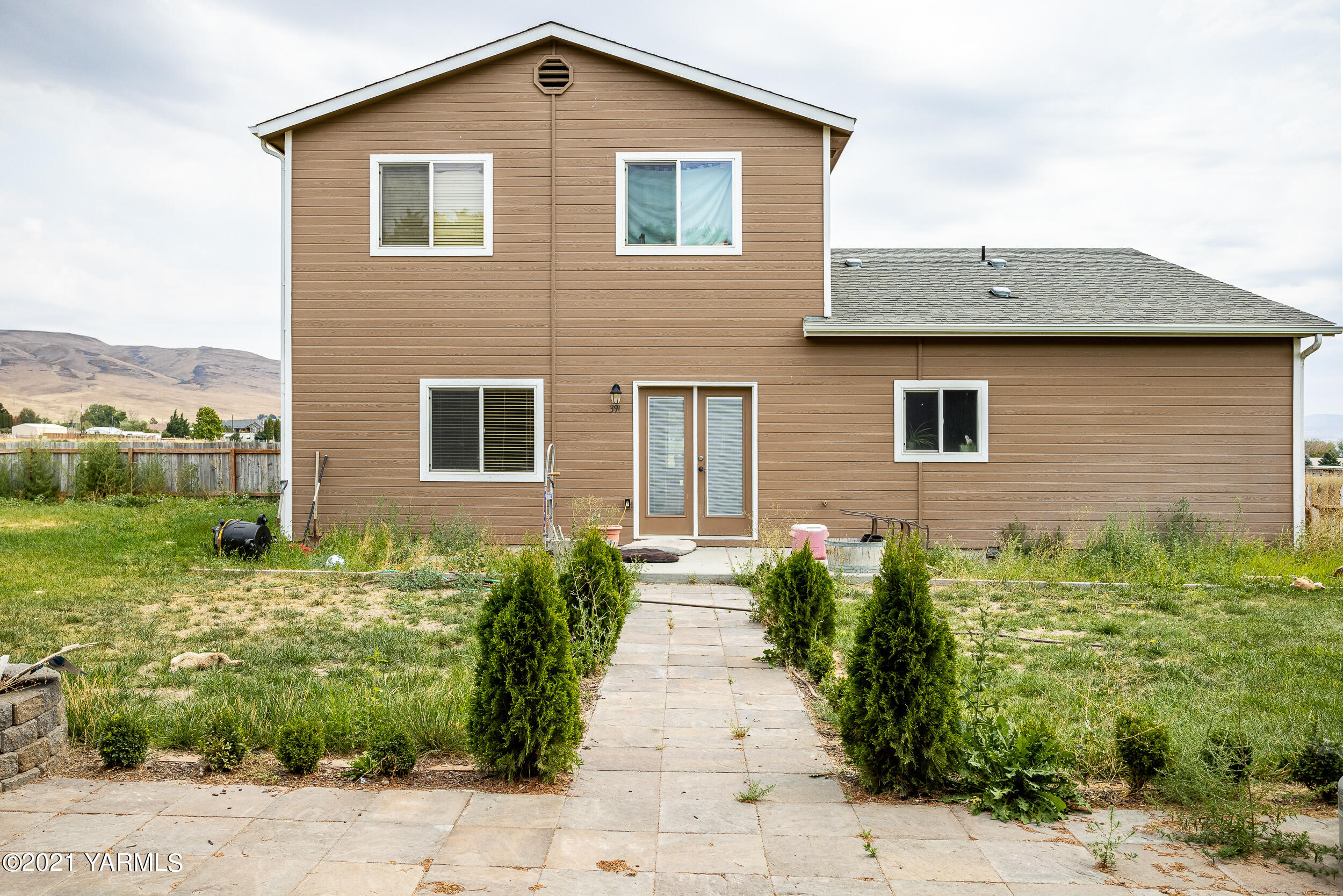 391 Sheep Company Road Selah, WA 98942 - Photo 18 of 26 a front view of a house with garden