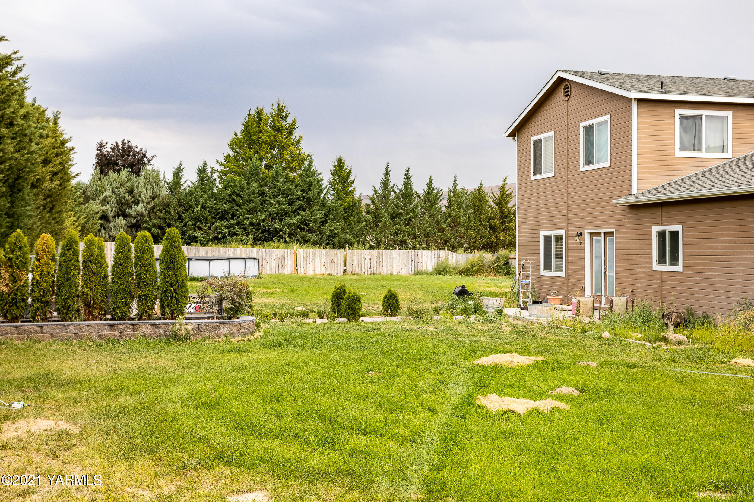 391 Sheep Company Road Selah, WA 98942 - Photo 19 of 26 a backyard of a house with swimming pool and outdoor seating