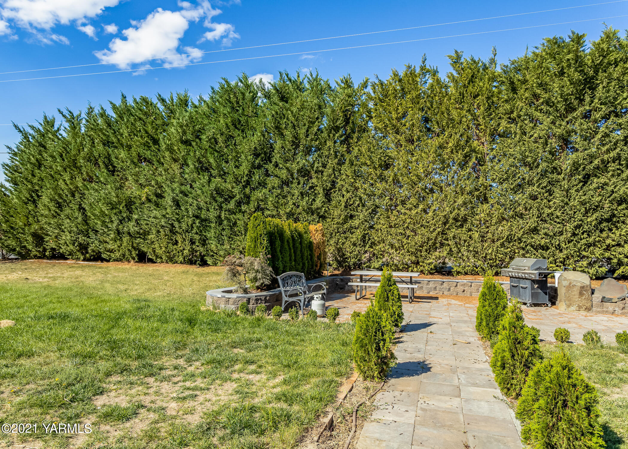 391 Sheep Company Road Selah, WA 98942 - Photo 21 of 26 a view of a swimming pool with a patio