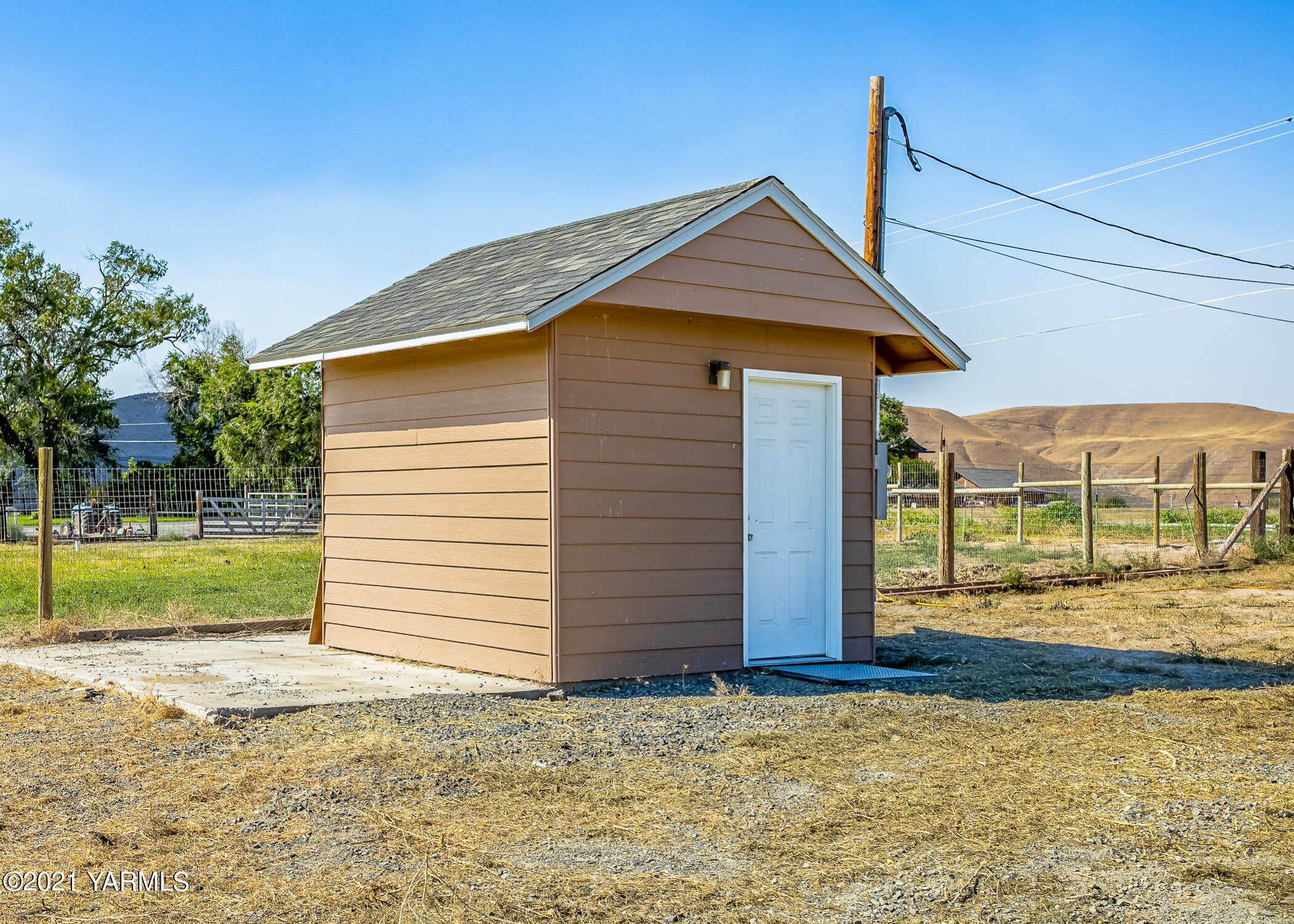 391 Sheep Company Road Selah, WA 98942 - Photo 24 of 26 a front view of house with yard