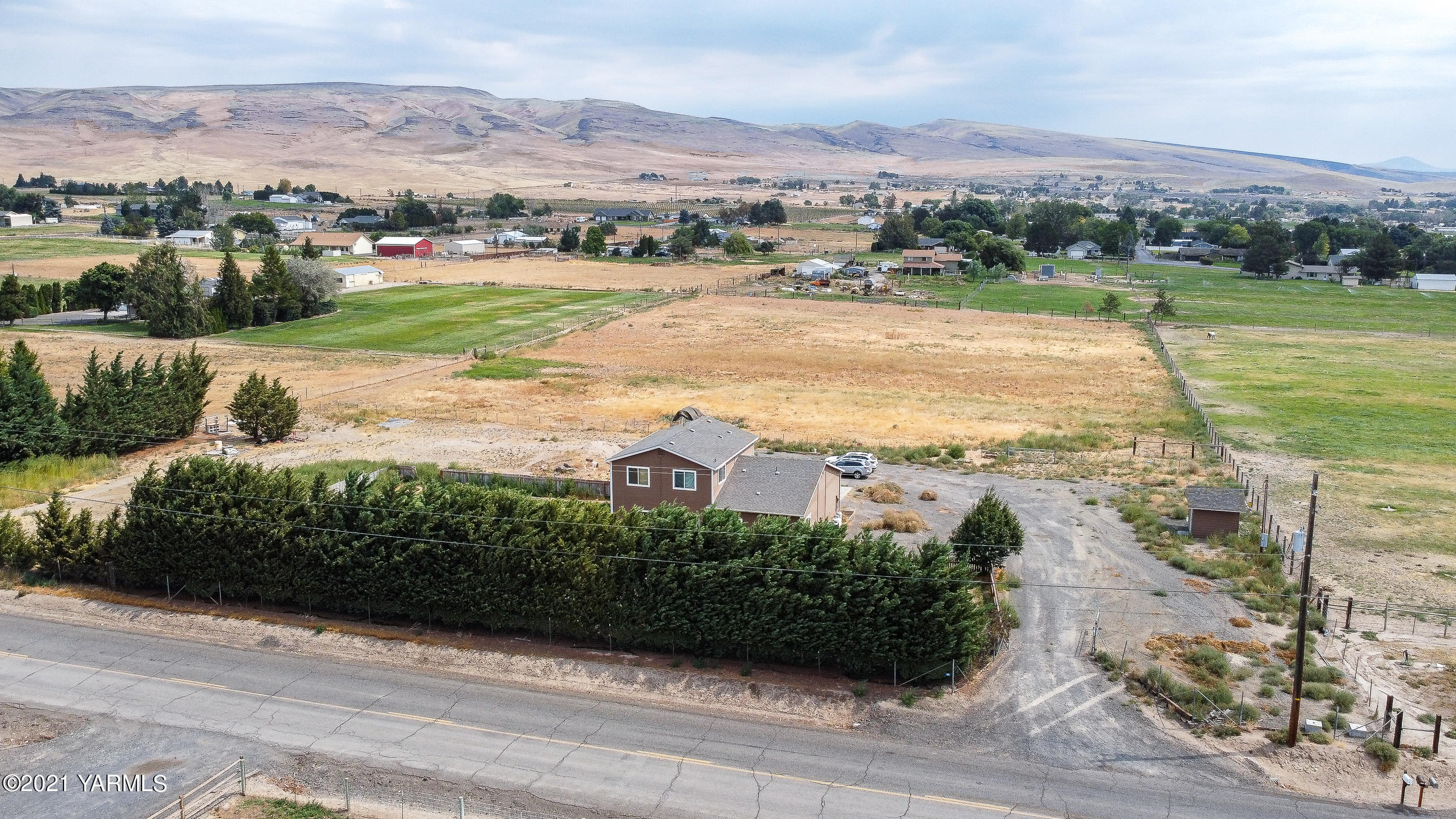 391 Sheep Company Road Selah, WA 98942 - Photo 25 of 26 a view of a city with an ocean beach