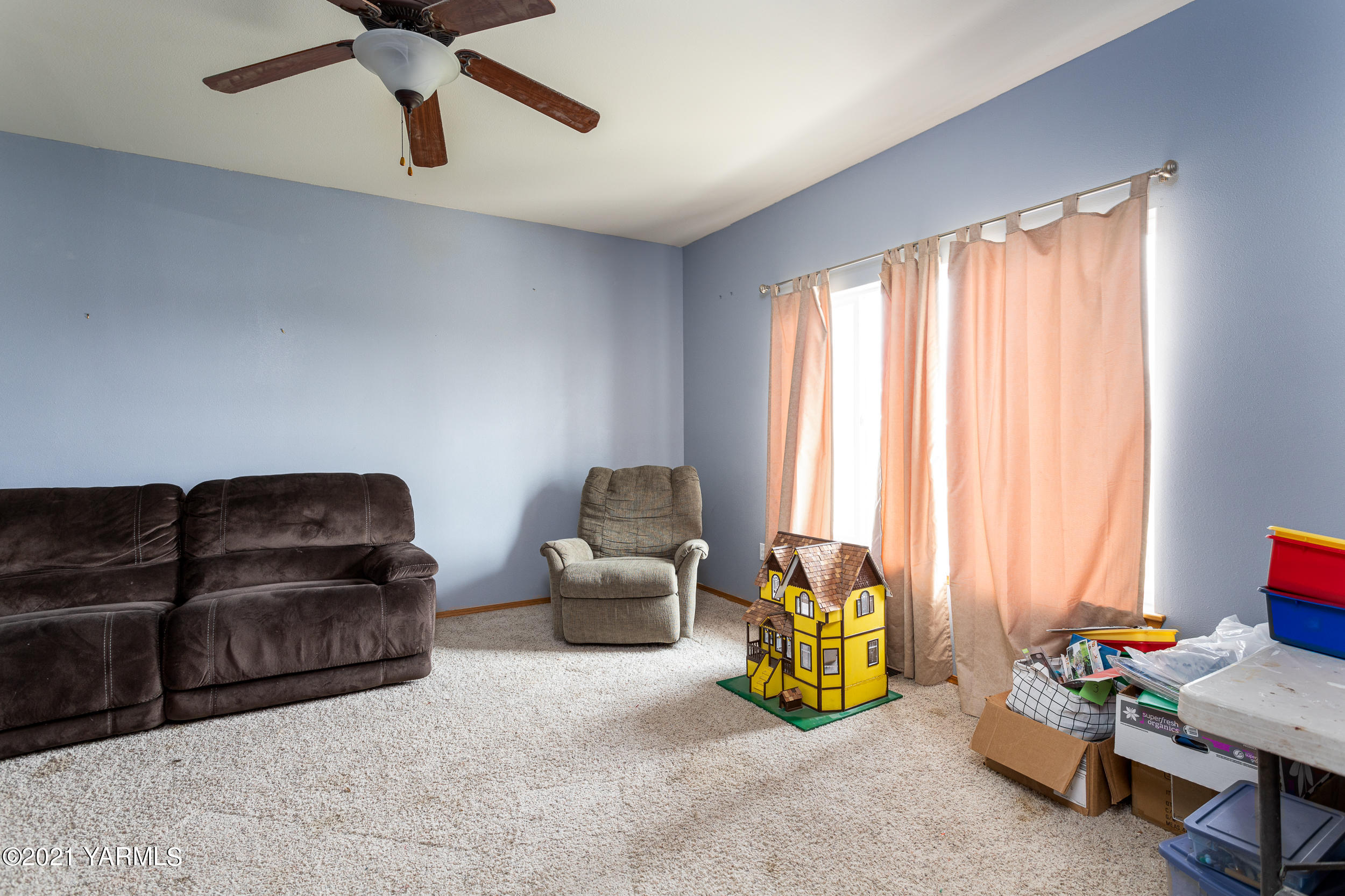 391 Sheep Company Road Selah, WA 98942 - Photo 6 of 26 a living room with furniture and a window