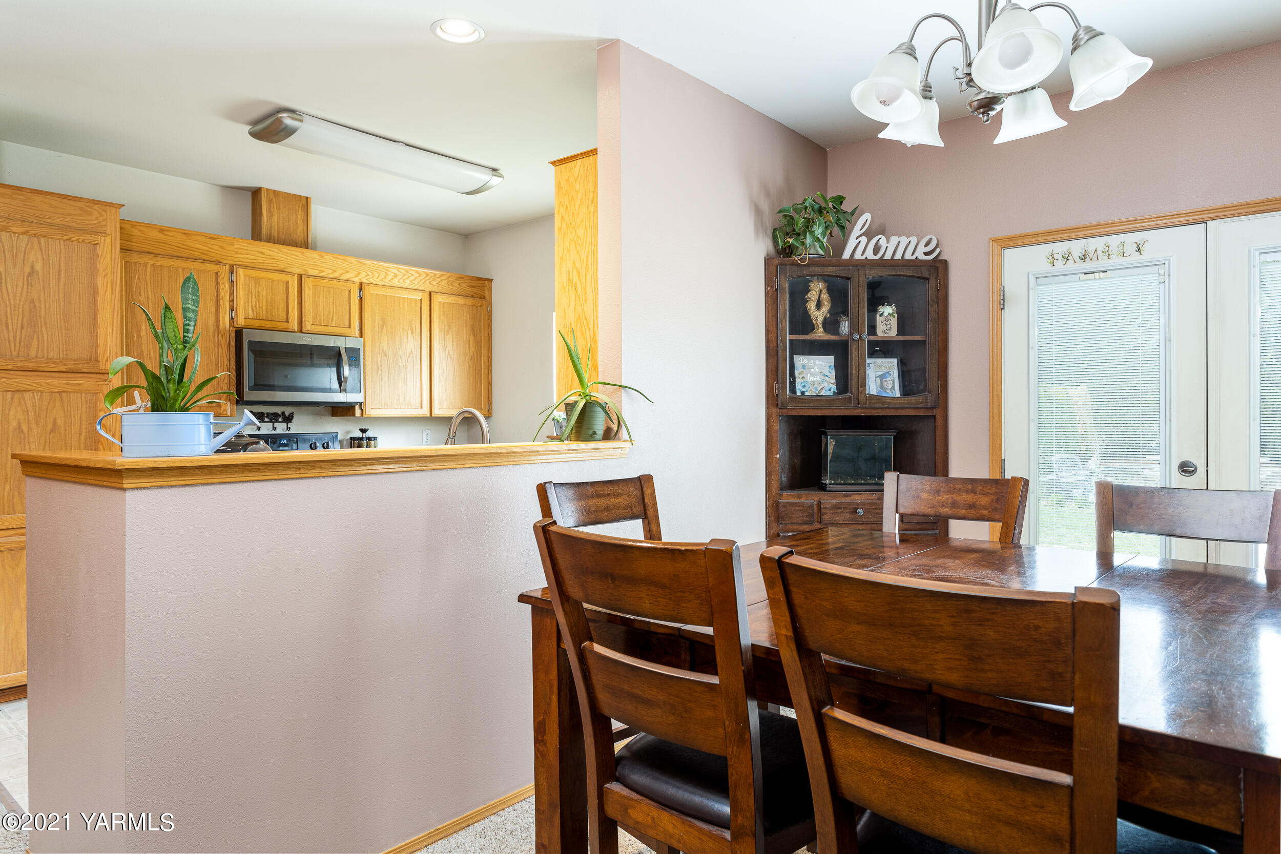 391 Sheep Company Road Selah, WA 98942 - Photo 9 of 26 a dining room with furniture and window