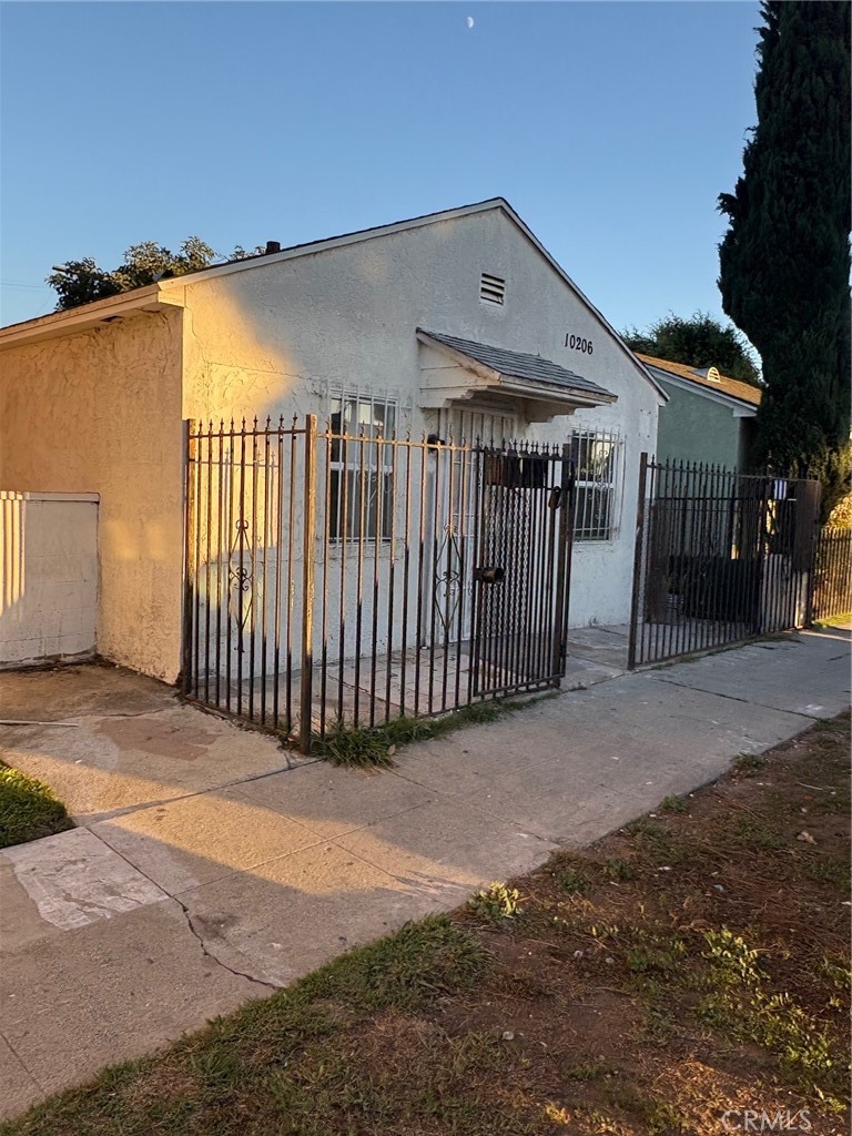 10206 South Vermont Avenue Los Angeles, CA 90044 - Photo 11 of 11 a view of a porch with a backyard