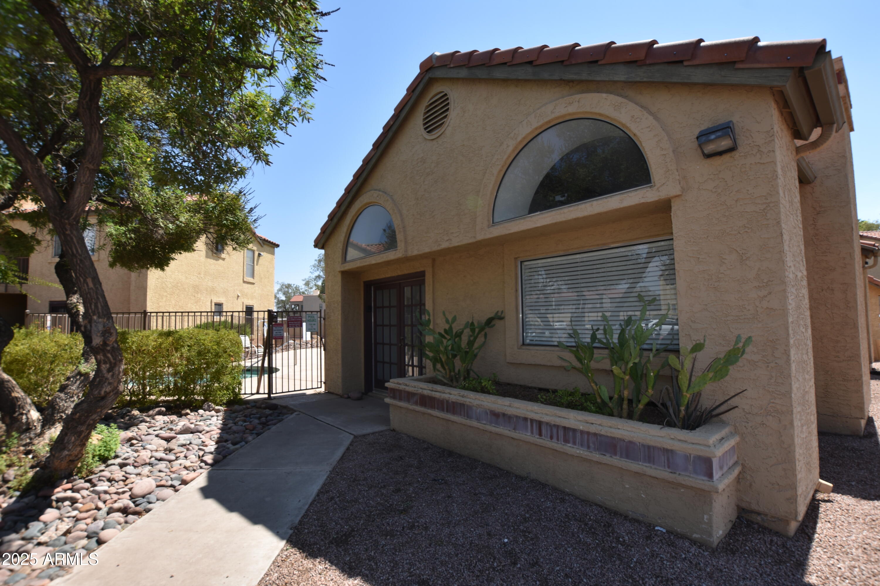 653 West Guadalupe Road, Unit 2005 Mesa, AZ 85210 - Photo 17 of 27 a front view of a house with garden