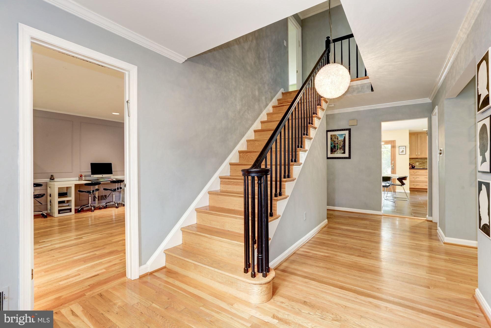 11905 Greenleaf Avenue Potomac, MD 20854 - Photo 2 of 30 Inviting and bright entry Hall/Foyer