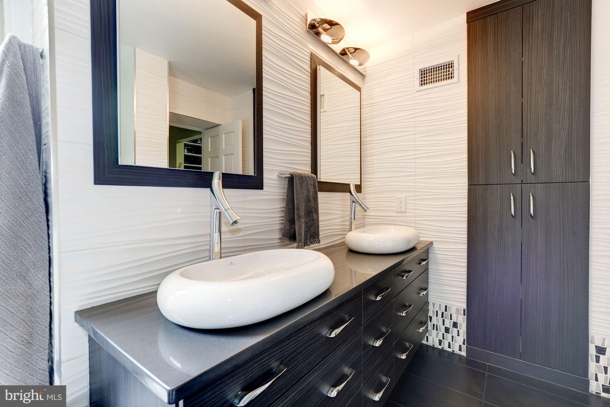 11905 Greenleaf Avenue Potomac, MD 20854 - Photo 15 of 30 Renovated master Bathroom