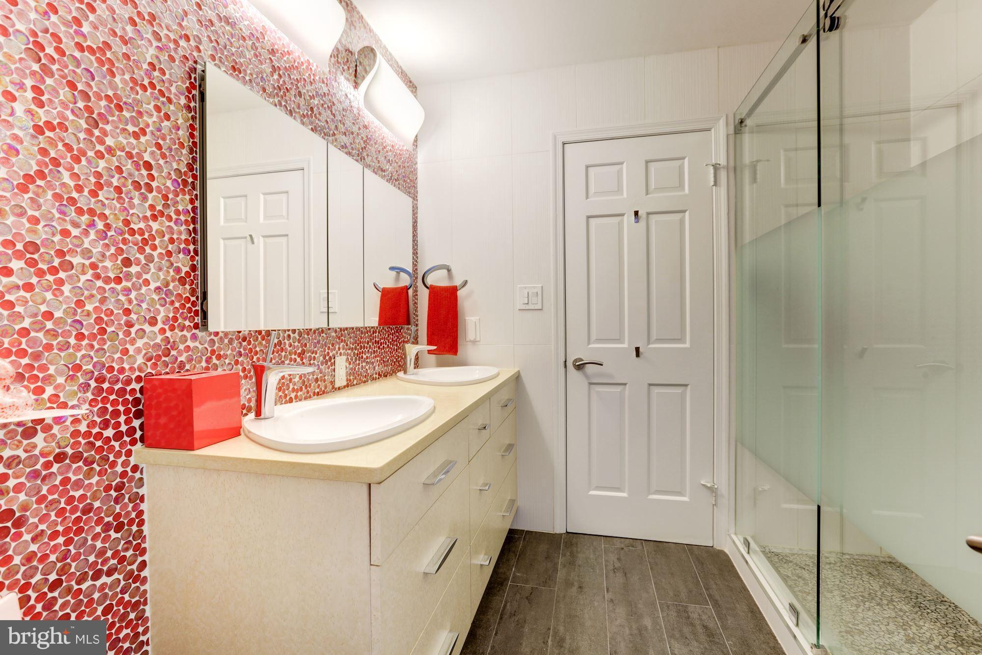 11905 Greenleaf Avenue Potomac, MD 20854 - Photo 20 of 30 Jack and Jill Bathroom (between BDR #2 and #3)