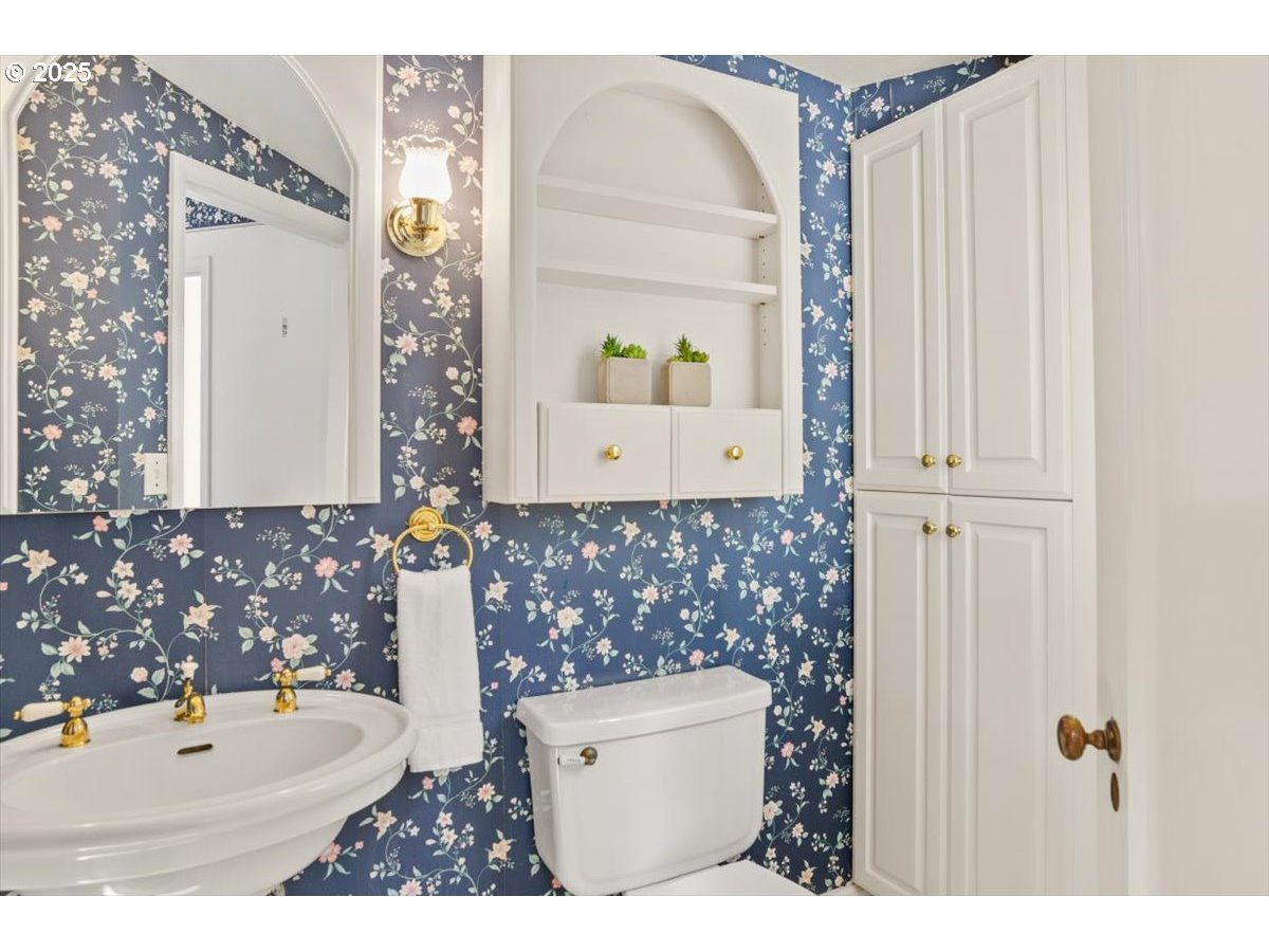 4326 Southwest Arthur Way Portland, OR 97221 - Photo 24 of 43 Bathroom