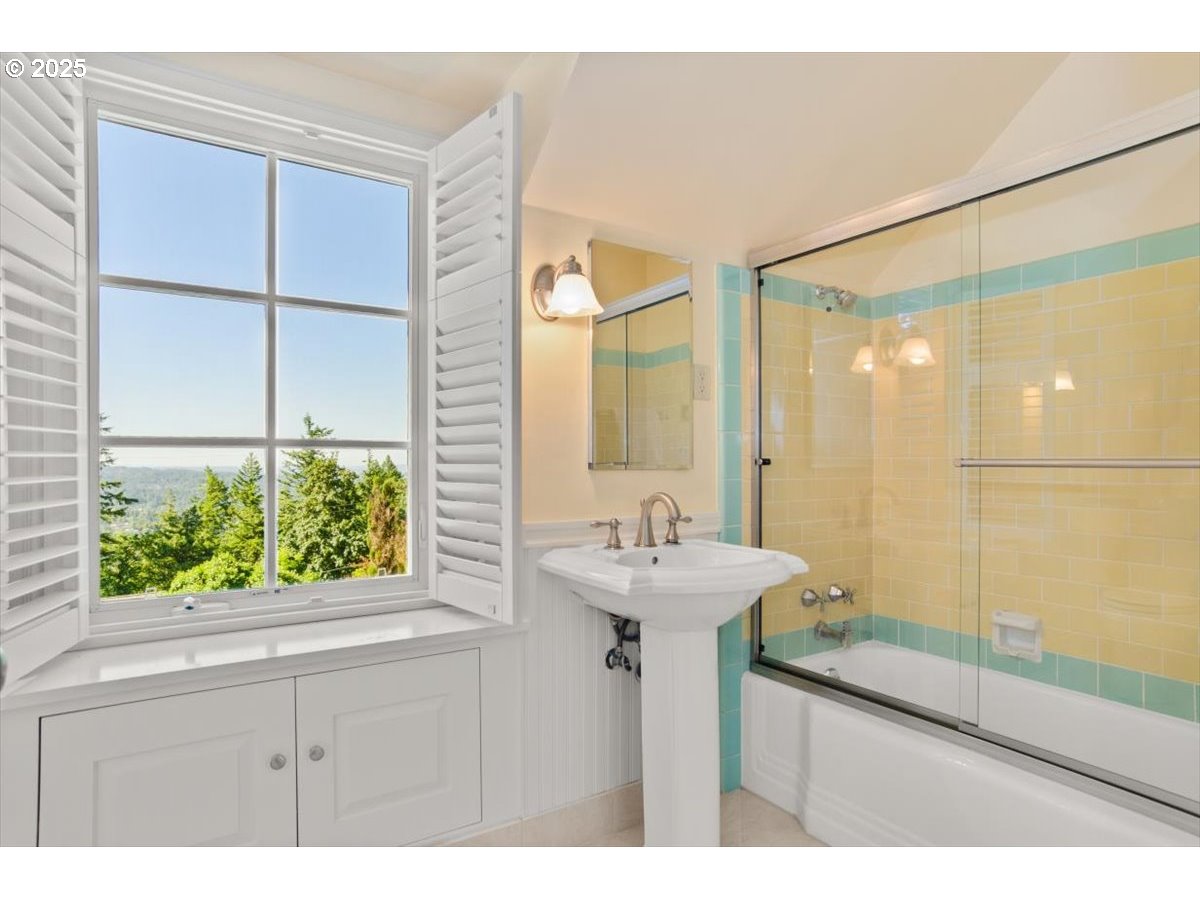 4326 Southwest Arthur Way Portland, OR 97221 - Photo 29 of 43 Bathroom
