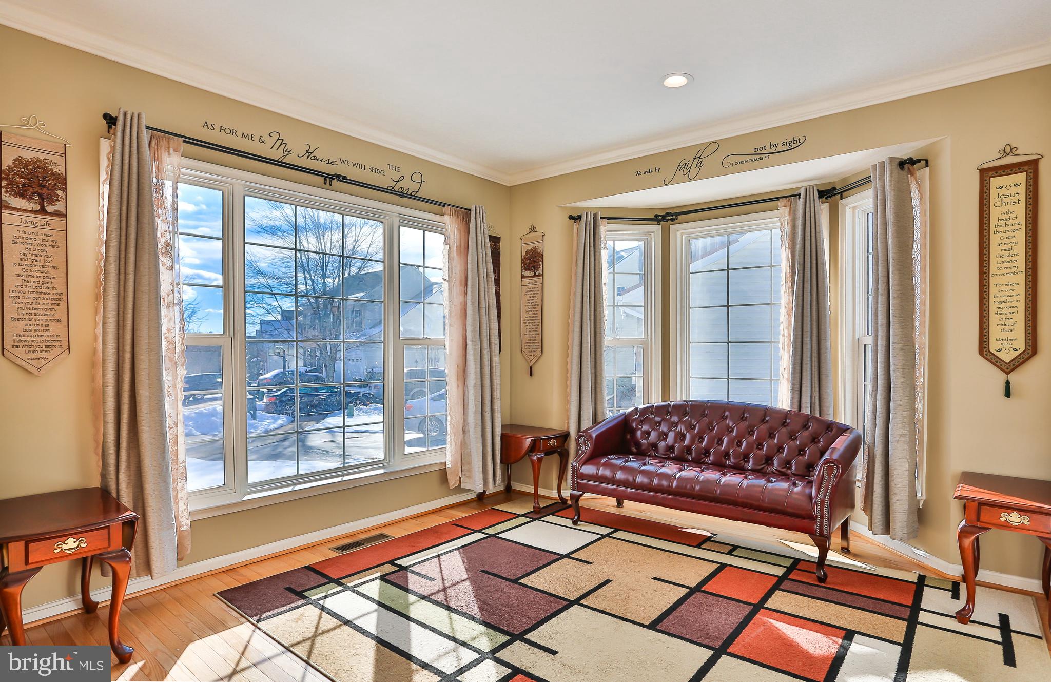 18251 Maple Spring Court Leesburg, VA 20176 - Photo 2 of 32 Bright living room