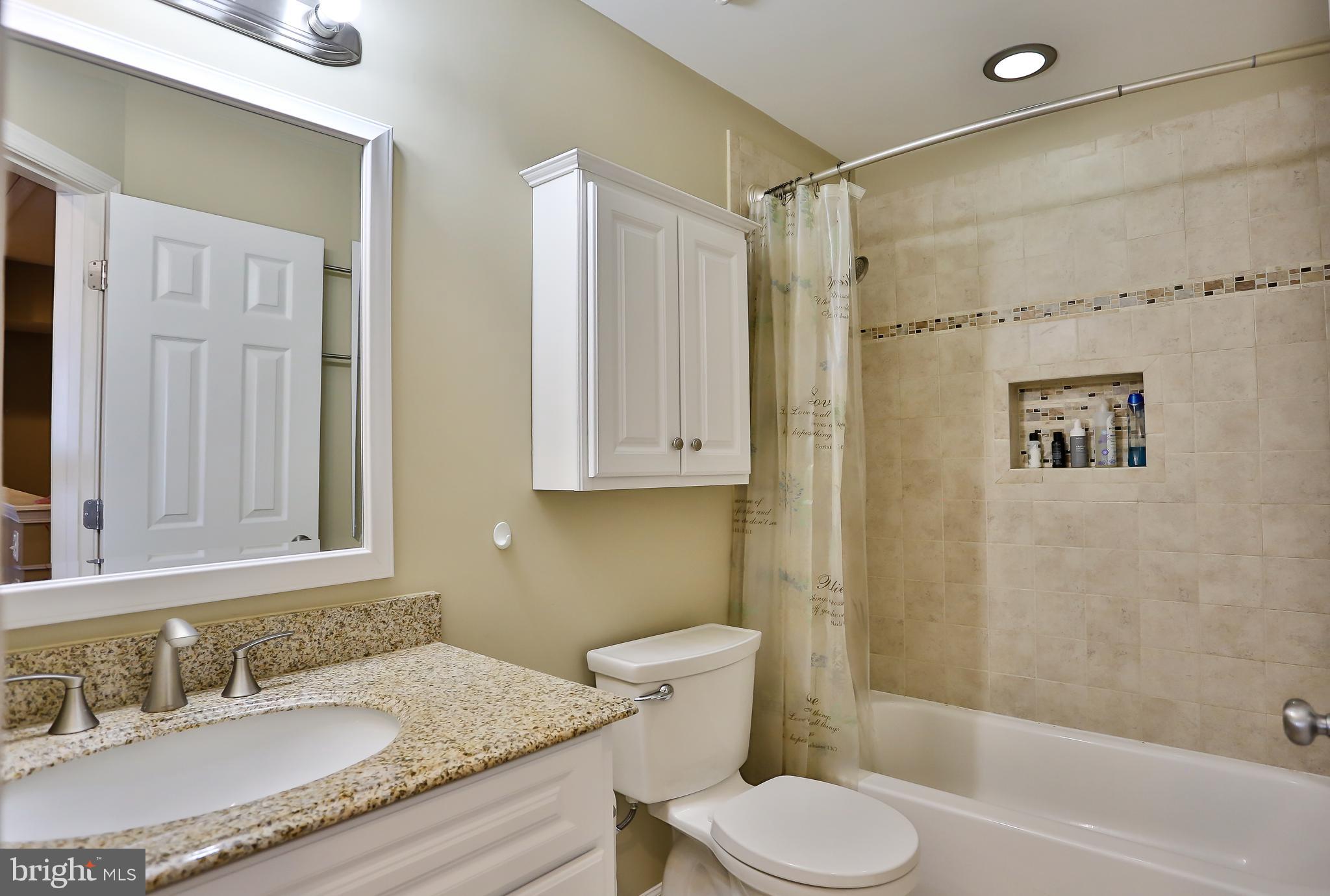 18251 Maple Spring Court Leesburg, VA 20176 - Photo 20 of 32 Hall bath