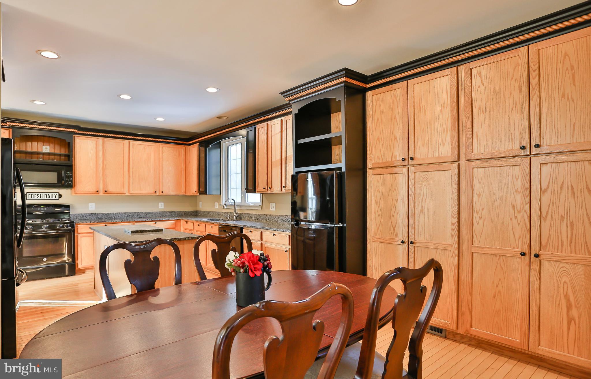 18251 Maple Spring Court Leesburg, VA 20176 - Photo 9 of 32 Gourmet it -in kitchen